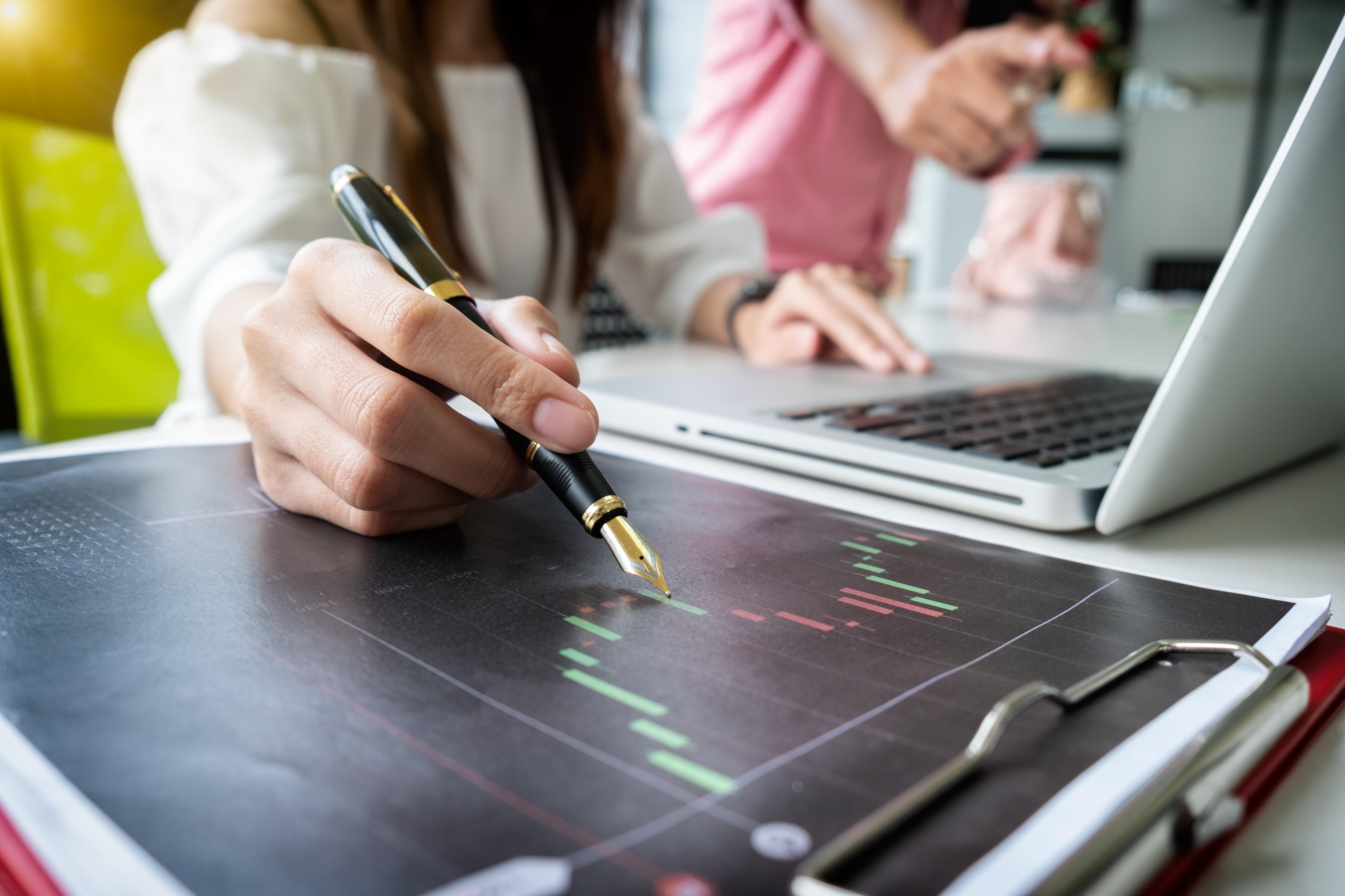 Expert & Peer Collaboration for Real Cash Strategies